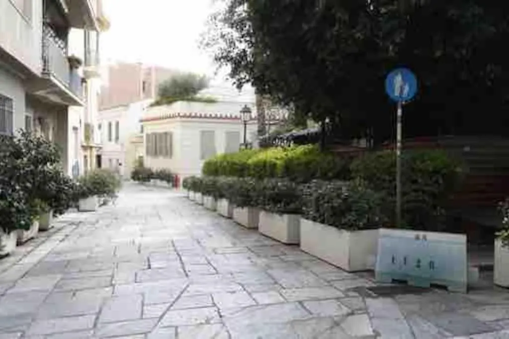 Central House In Plaka-1